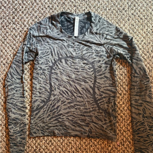 lululemon athletica Black Patterned Long Sleeve Tee - Picture 1 of 4